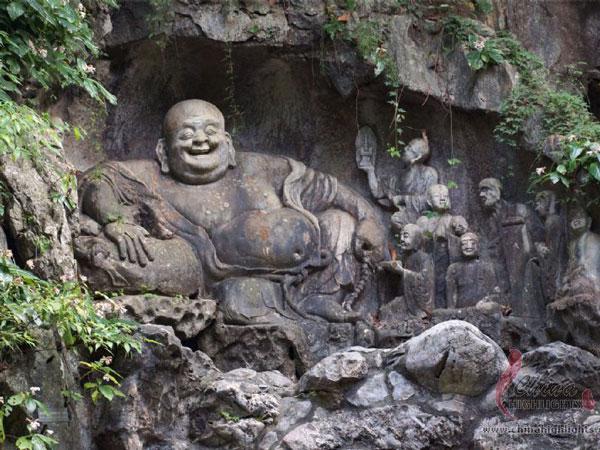 Statues bouddhistes et grottes taillées dans la roche dans le temple de Lingyin