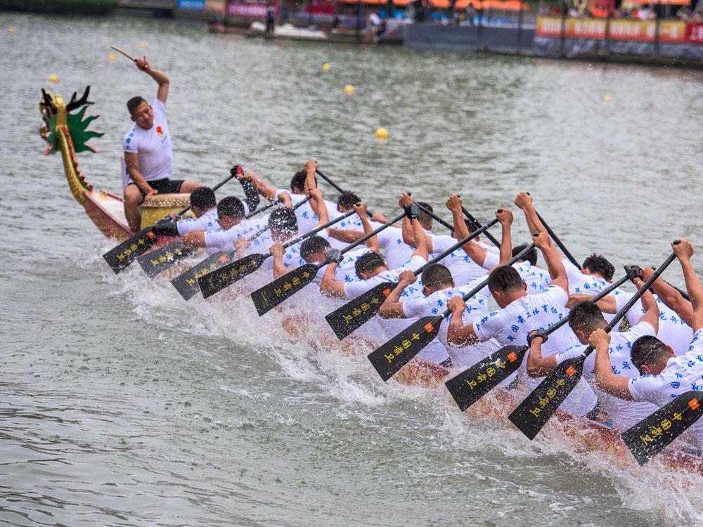 Les courses de bateaux-dragons