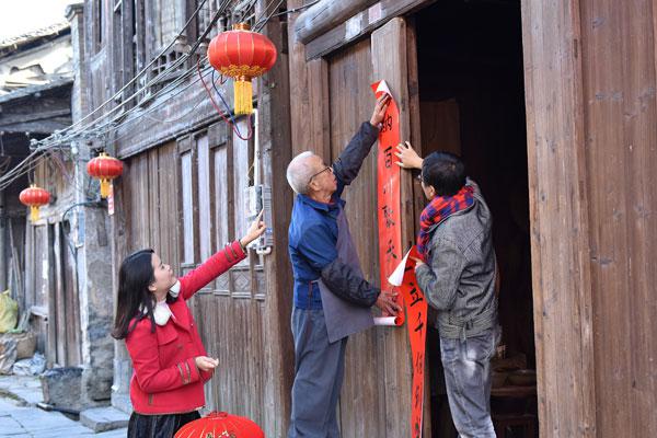 Duilian placé sur le montant d'une porte à l'approche du Nouvel An chinois.