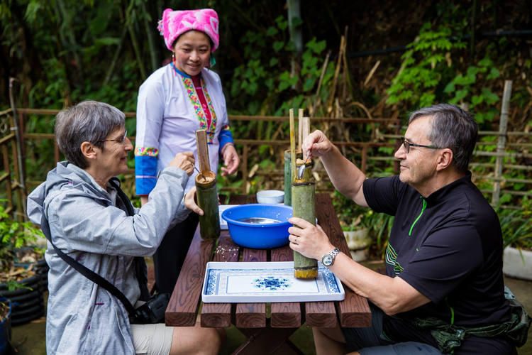 Nos voyageurs apprennent à faire du riz-cuit-dans-un-bambou